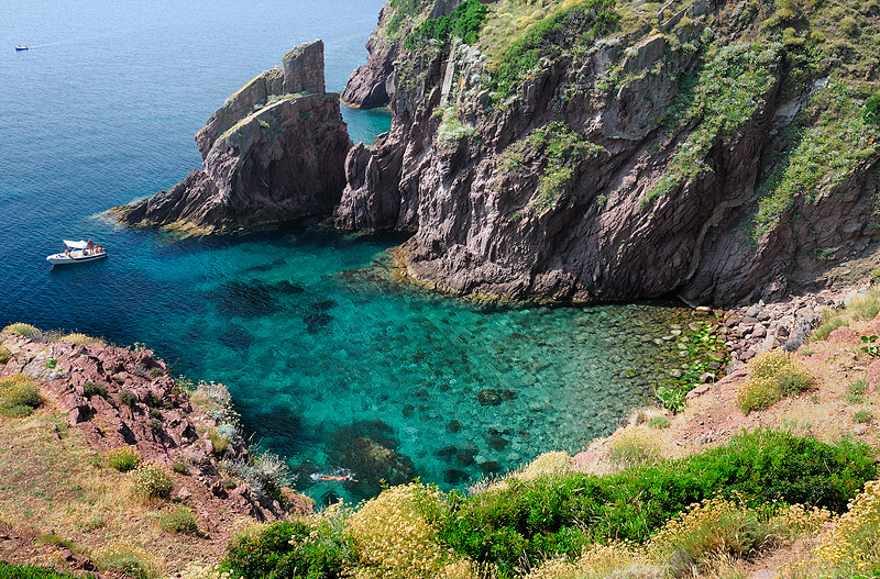 Le acque turchesi e la costa rocciosa di Capraia