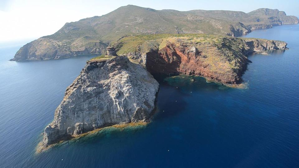 Le scogliere dell’isola di Capraia affacciate sul mare aperto